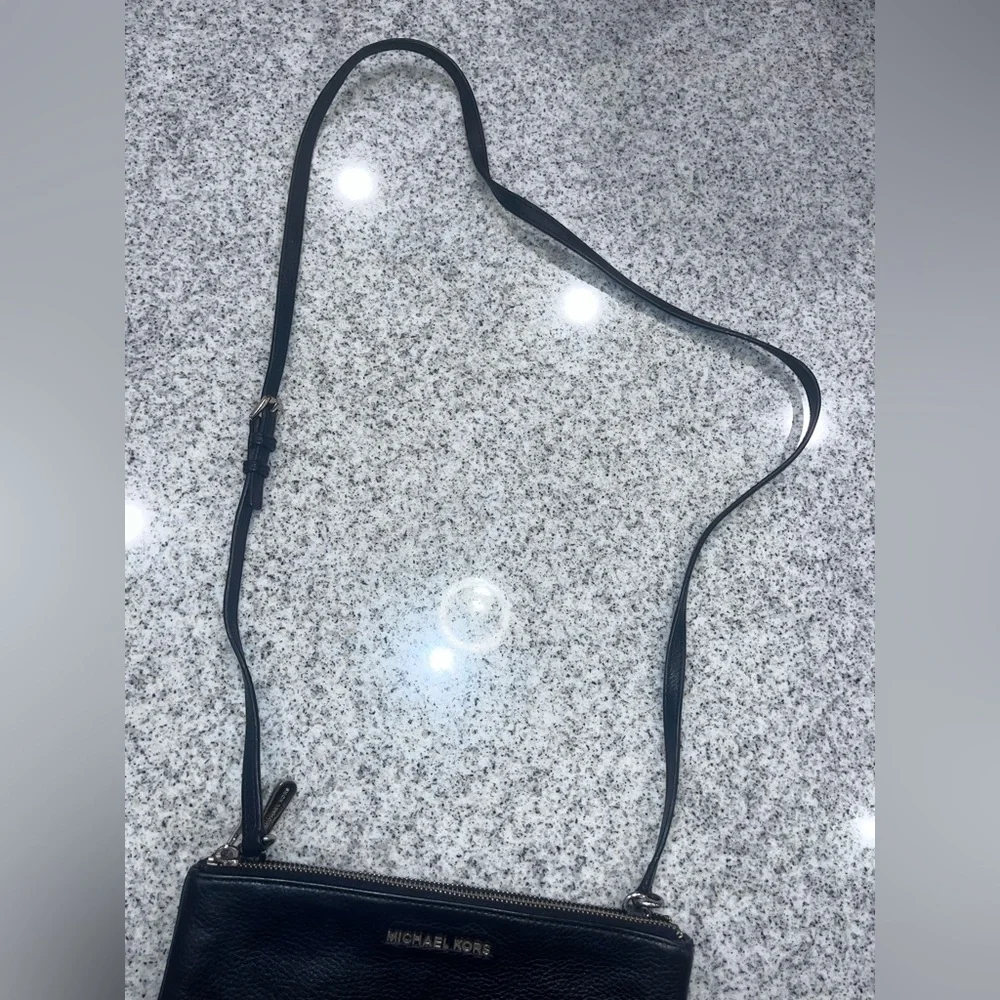 Michael Kors Double Zip crossbody bag in black pebbled leather - Picture 10 of 11